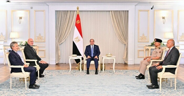 الرئيس السيسي يستقبل وزير الدفاع الإيطالي لتعزيز التعاون العسكري والأمني