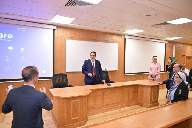 تفقد رئيس جامعة القاهرة مقر الجامعة الأهلية استعداداً للعام الجديد
