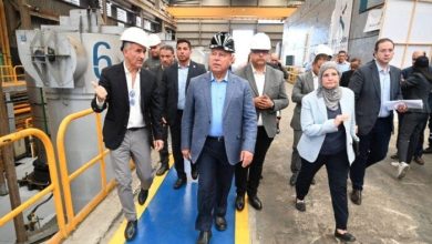 تفقد كامل الوزير ثلاثة مصانع بالأغذية والمعادن ومواد البناء بالعبور