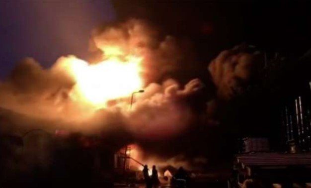 حريق عنيف يندلع في مصنع كيماويات بمدينة بدر ويعرقل جهود الإطفاء