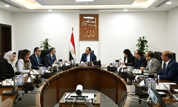 رئيس الوزراء يعقد اجتماعًا مع وزير الاستثمار لمتابعة تطوير الإفراج الجمركي