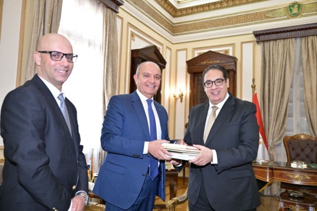 رئيس جامعة القاهرة يثني على العلاقات المصرية الأردنية خلال استقباله السفير الأردني