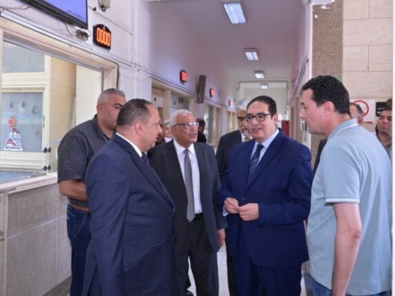 رئيس جامعة القاهرة يزور معامل التنسيق الإلكتروني للكليات المختلفة