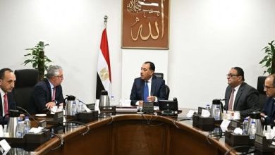 رئيس وزراء مصر يناقش مع رئيس «اقتصادية قناة السويس» ملفات حيوية