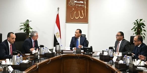 رئيس وزراء مصر يناقش مع رئيس «اقتصادية قناة السويس» ملفات حيوية