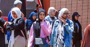 طلاب الثانوية العامة النظام القديم يشرعون في امتحان الديناميكا