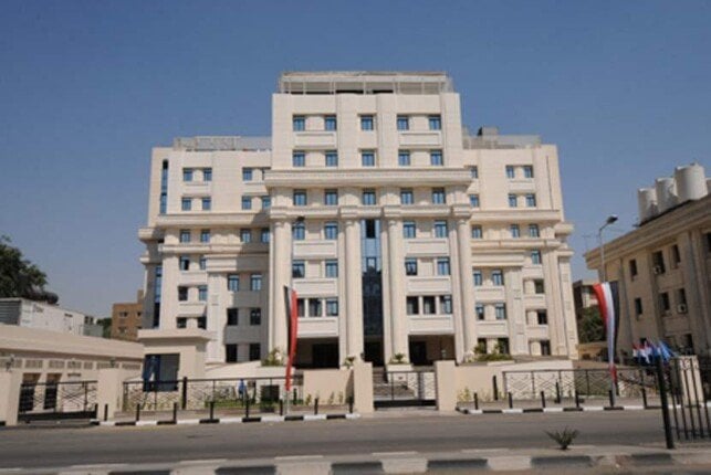 وفد طبي فرنسي يصل مستشفى «هرمل» ويستقبل المرضى حتى التاسعة مساء