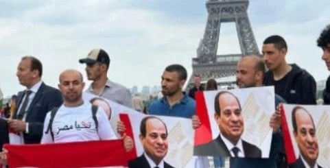 أبناء الجالية المصرية بباريس ينظمون وقفة دعم للقيادة السياسية في مواجهة تصفية القضية الفلسطينية