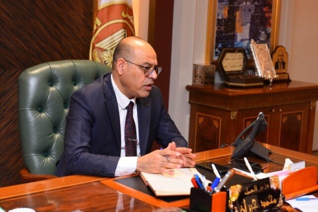 إيقاف مفتشين لتلقي الرشوة من شركة عمالة بالخارج
تحقيقات ضد مفتشي عمل لتورطهم في رشوة
إحالة مفتشين للنيابة في قضية رشوة تتعلق بشركة عمالة
بلاغ ضد مفتشين بتهمة تلقي الرشوة من شركة إلحاق عمالة
مفتشون متهمون بالرشوة من شركة لتوظيف العمال بالخارج
