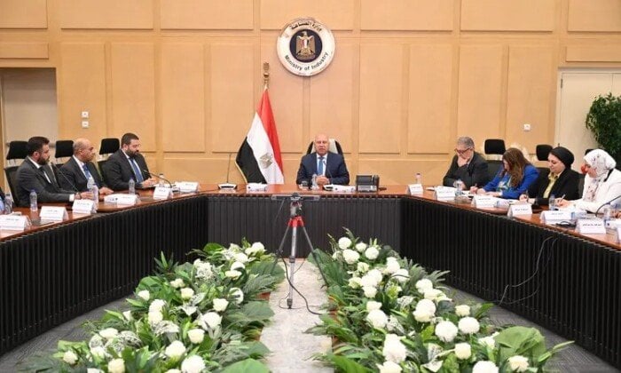 اجتماع مثير بين وزير الصناعة ومستثمرين لتعزيز توطين مكونات السيارات
وزير الصناعة يناقش توطين مكونات السيارات مع المستثمرين البارزين
تعاون جديد: وزير الصناعة مع كبار المستثمرين لتوطين مكونات السيارات
خطط مستقبلية: وزير الصناعة يجتمع مع مستثمرين لتوطين مكونات السيارات
