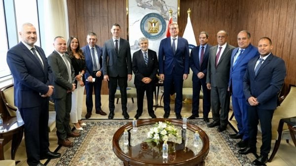 اجتماع وزير البترول وسفير تشيلي لتعزيز التعاون