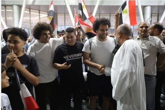 استقبال جماهيري حافل للبطل أحمد ناصر في مطار القاهرة احتفالاً بشجاعته (صور)