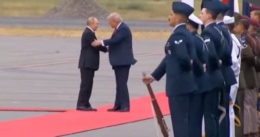 استقبال حار وضحك وهزار.. شاهد كيف استقبل ترامب بوتين فى آلاسكا
