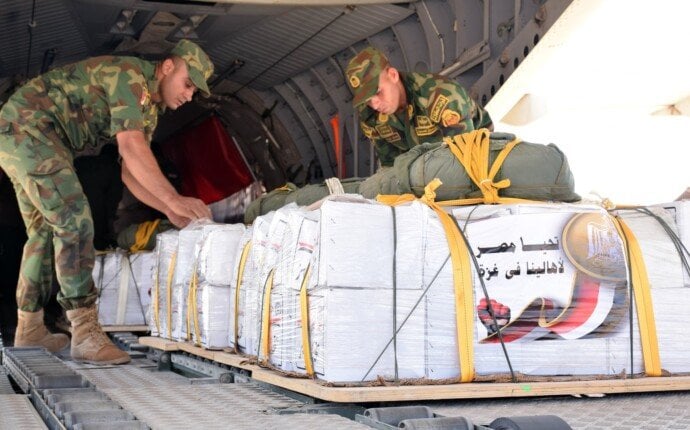 القوات المسلحة تنفذ 168 عملية إسقاط جوي للمساعدات إلى غزة| فيديو