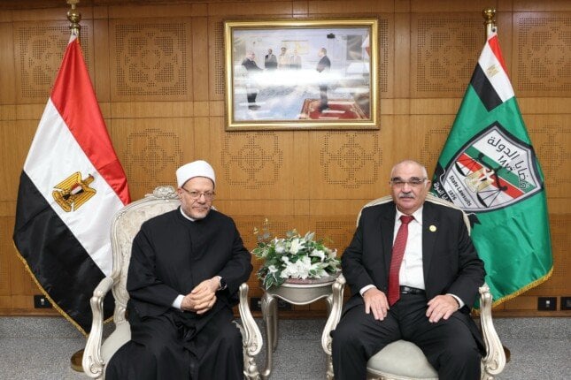 المفتي السابق يهنئ رئيس هيئة قضايا الدولة بمنصبه الجديد