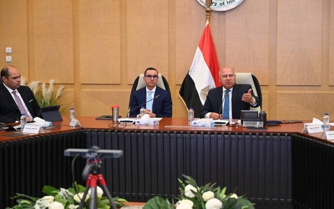 بحث كامل الوزير مع مصنعي الأسمنت عن حجم الإنتاج وأسعار السوق المنخفضة