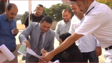 تدخل إنساني.. رئيس لجنة يساعد عجوزًا في التصويت بانتخابات الشيوخ 2025