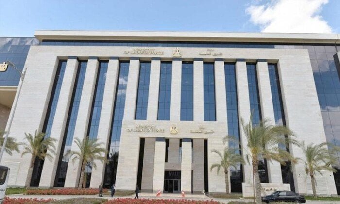 تطبيق قانون العمل الجديد 2025 يشهد تحولاً جذرياً بإلغاء استمارة 6 وتقديم 4 نسخ لكل عقد