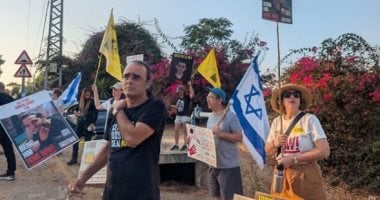 أهالى الرهائن يتظاهرون أمام منازل وزراء الاحتلال ويوجهون رسالة لنتنياهو
