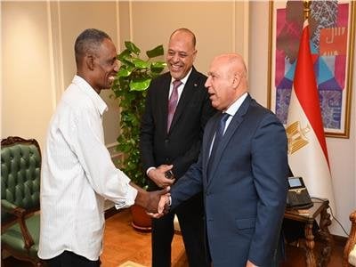 تكريم خاص لعامل مزلقان السادات ببني سويف بعد إنقاذه حياة شاب