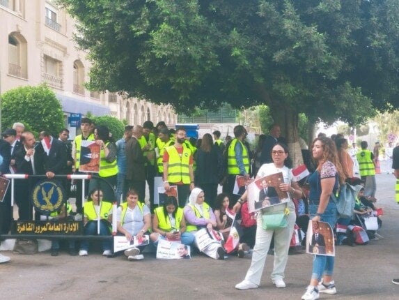 توافد الناخبين أمام مدرسة الشهيد مصطفى يسري أبو عميرة في مصر الجديدة