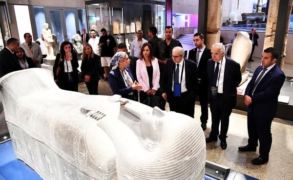 رئيس وزراء لبنان يُثني على روعة الآثار المصرية خلال زيارته للمتحف الكبير