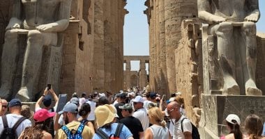 سياح العالم يتحدون حرارة الأقصر ويكتشفون سحر الحضارة الفرعونية.. صور