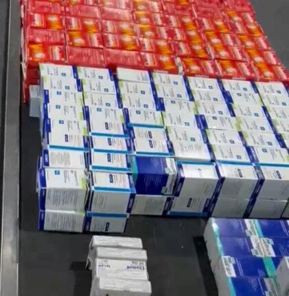 ضبط راكب بمطار القاهرة وهو يحاول تهريب 22400 كبسول مخدر وأدوية متنوعة