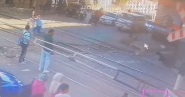 مشهد بطولي.. عامل مزلقان ينقذ شابًا من دهس القطار فى بنى سويف.. فيديو
