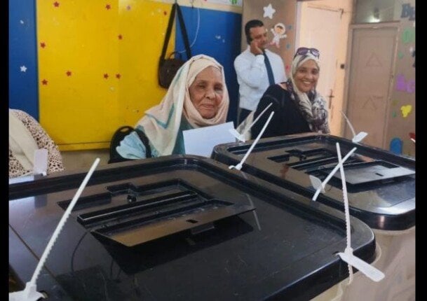 كبار السن يتحدون حرارة الجو في انتخابات مجلس الشيوخ 2025 بمصر الجديدة
