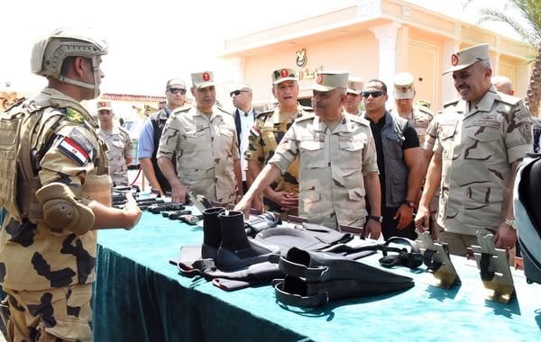 لقاء وزير الدفاع مع مقاتلي القوات الخاصة من المظلات والصاعقة