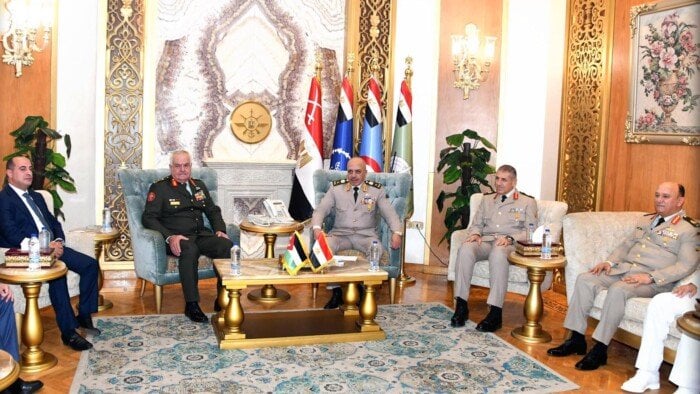 لقاء يجمع وزير الدفاع ورئيس الأركان مع رئيس هيئة الأركان المشتركة الأردني
