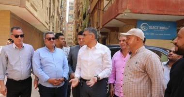محافظ الجيزة يقود أعمال إزالة 6 أبراج مخالفة بشارع اللبيني فى الهرم.. صور
