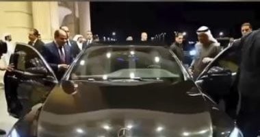 زيارة أخوية.. محمد بن زايد يقود سيارة الرئيس السيسى بمطار العلمين.. فيديو