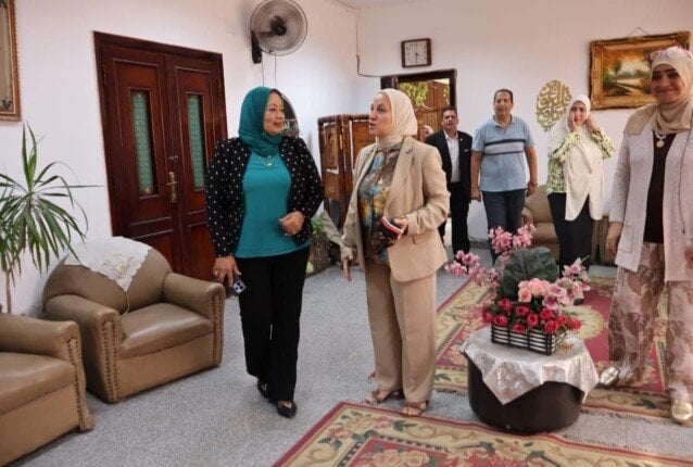 مدير تعليم القاهرة تتابع سير العمل في إدارة الوايلي التعليمية
