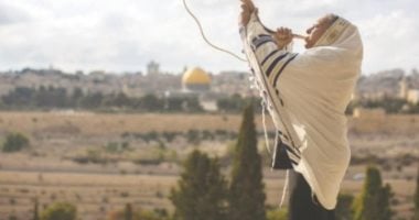 مستوطن ينفخ بـ"بوق الشوفار" في المسجد الأقصى المبارك.. فيديو