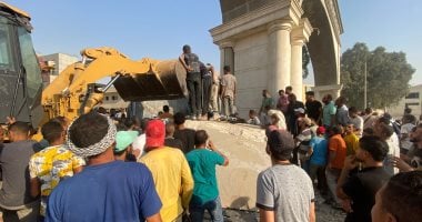 مصرع 3 وإصابة 7 فى تصادم تريلا وأتوبيس وسيارتين بالأوتوستراد.. صور
