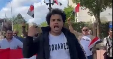 مصريون بهولندا يتصدون لعناصر الإرهابية أمام سفارتنا فى لاهاي.. فيديو