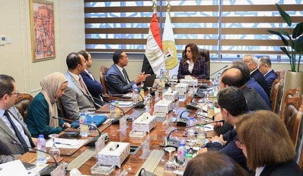 منال عوض تستعرض مع وفد برنامج الهابيتات دعم محمية الفرافرة