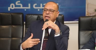 وزير العمل يتواصل مع عامل مزلقان بنى سويف وصرف مكافأة مالية له