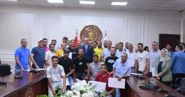 وزير العمل يُسلم عقود وظائف الشباب بدول الإمارات والبوسنة والهرسك