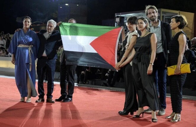 تضامن نجوم إيطاليا مع غزة بعلم فلسطين في مهرجان فينيسيا