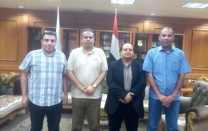 تهنئة عميد آداب كفر الشيخ لمحمد فايز بتعيينه معيداً بقسم اللغة الإنجليزية