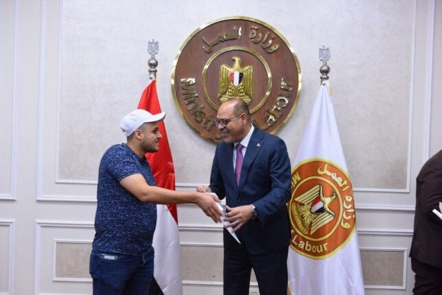 وزير العمل يسلم عقود عمل جديدة لشباب في الإمارات والبوسنة والهرسك