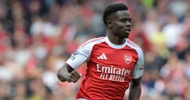 أرسنال يمنح ساكا الراتب الأعلى في تاريخ الجانرز بـ 300 ألف إسترليني