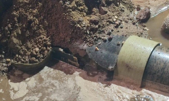 في 6 ساعات فقط.. أسوان تُنهي كسر خط الصرف وتعيد المياه للكرور