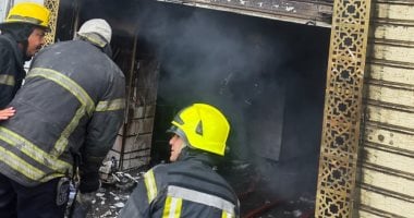 السيطرة على حريق محل تغليف فى الجمالية دون إصابات.. صور