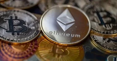 بتكوين يتراجع وسط حذر المستثمرين قبيل اجتماع بنك الاحتياطي الفيدرالي