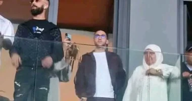 حكيم زياش ووالدته يخطفان الأضواء فى ديربى الوداد ضد الرجاء.. فيديو