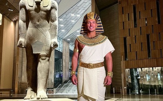 بالزي الفرعوني.. رامي رضوان يشيد بافتتاح المتحف المصري الكبير